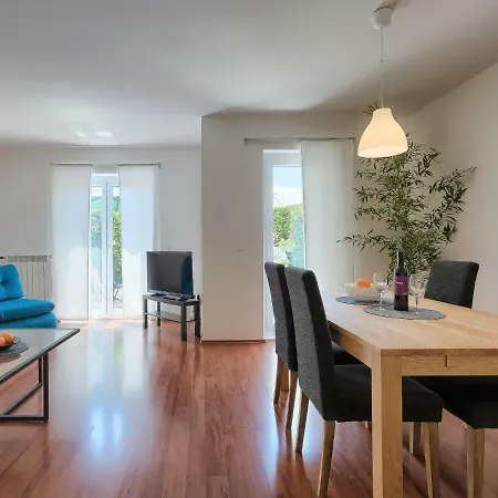 Gojak By Interhome Pula